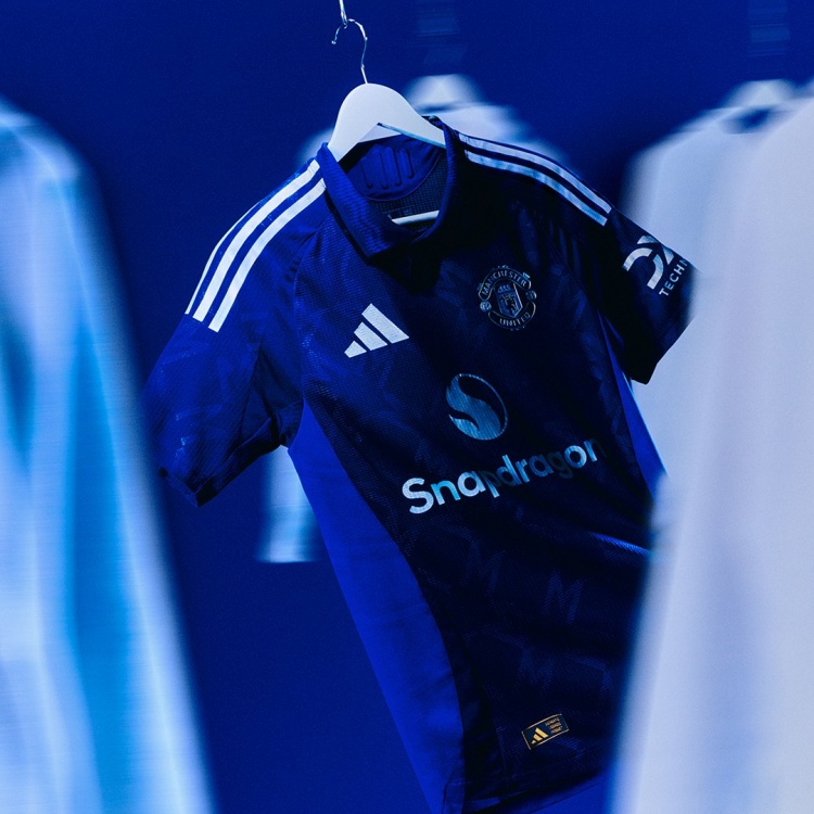 曼聯發布新賽季客場球衣：深淺藍色搭配+暗紋，隊徽為白色